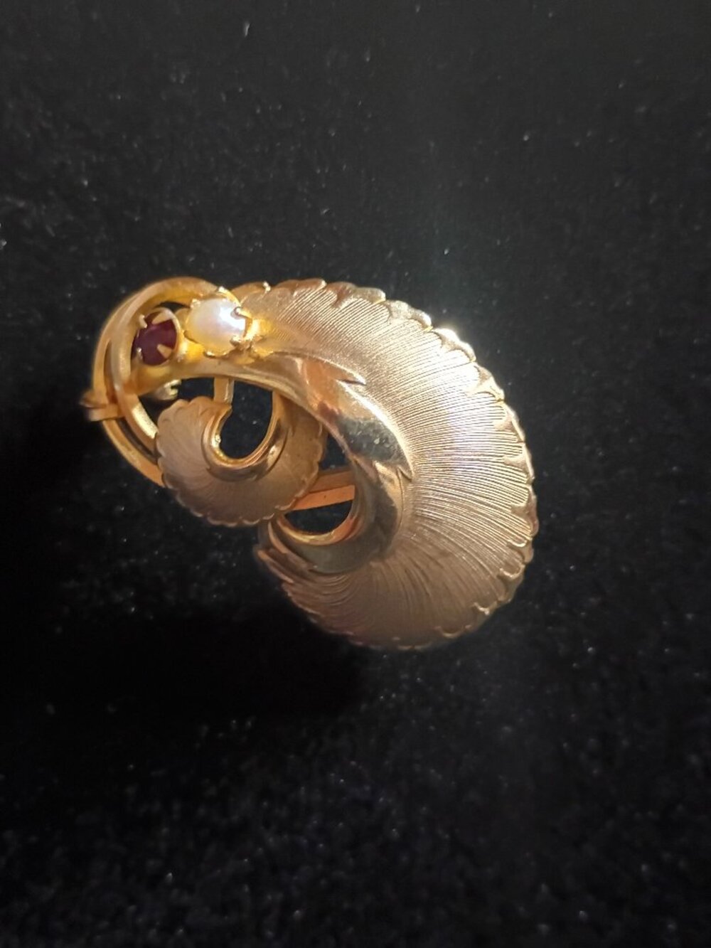 vintage gold toned swirling brooch
